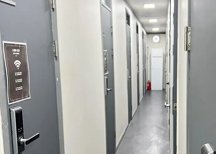 Sunshinhongdeuni-men Only Capsule hotel